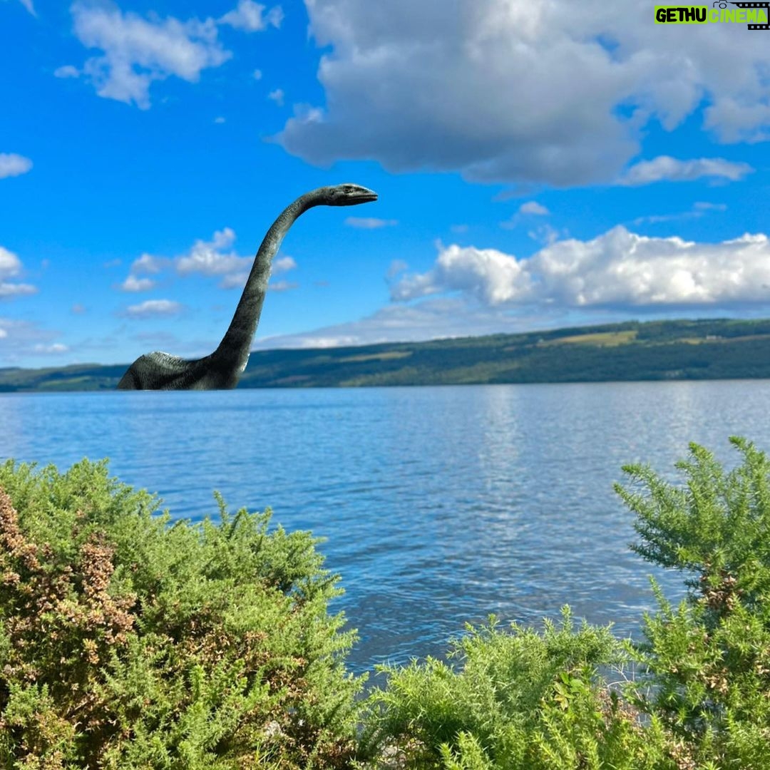 Júlia Mendes Instagram - Eu sei que a natureza é algo inexplicável mas hoje ela passou dos limites! Que dia inesquecível! 😍🦖🙌🏼✨obs: na última foto, biólogos dirão que é montagem mas eu digo que foi sorte! Kkk Loch Ness, Highlands, Scotland!!