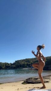 Júlia Mendes Instagram - Como vocês podem perceber: não precisa de muito. Apenas um corpo já é o suficiente. Se você tem um, você tem tudo! Bora?! 🙌🏼💪🏼☀️🙏🏼