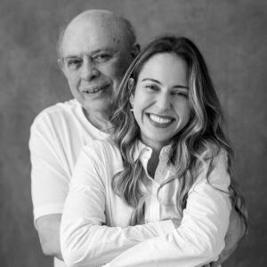 Júlia Mendes Instagram - Pai. Apenas três letrinhas mas um significado imenso e eu ainda tirei a sorte grande por compreender o sentido dessa palavra através de você. Obrigada por sempre me mostrar o lado bom da vida, ou melhor: por me fazer olhar o lado bom das coisas mesmo quando tudo parece desabar. Obrigada por me mostrar diariamente que o bom humor salva, e que sem ele estaríamos perdidos. Meu melhor amigo, meu conselheiro, meu parceiro de vida e claro: o melhor blogueiro vintage que a internet já viu! Viva o seu dia que é hoje, mas que são todos os outros também, porque pai não tem um único dia, pai é pra toda hora, pai é pra sempre! Te amo infinito parceirinho!♥️

Fotos da minha fotógrafa maravilhosa: @danijustusfotografia