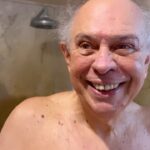 Júlia Mendes Instagram - Porque dica de blogueiro vintage vale ouro! Já tomou seu banho hoje?! Kkkkk 79 anos de banho gelado! Te amo papyyy♥️🚿