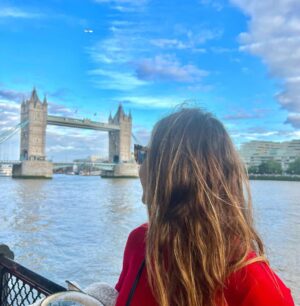 Júlia Mendes Instagram - Podem até chamar de cidade cinza mas o primeiro dia em Londres foi com muitas cores! Que lugar! Que cidade! Estou encantada. ✨♥️🏴󠁧󠁢󠁥󠁮󠁧󠁿