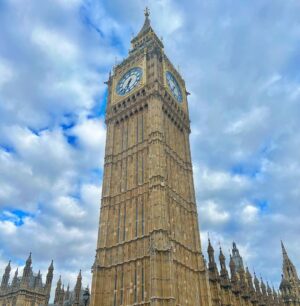 Júlia Mendes Instagram - Podem até chamar de cidade cinza mas o primeiro dia em Londres foi com muitas cores! Que lugar! Que cidade! Estou encantada. ✨♥️🏴󠁧󠁢󠁥󠁮󠁧󠁿
