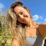 Júlia Mendes Instagram – Unidos da Calmaria! Quem mais curtindo o carnaval nesse ritmo maravilhoso? 💙🤌🏼✨🙌🏼