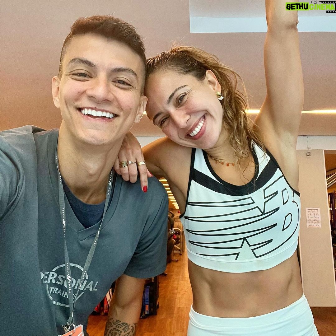 Júlia Mendes Instagram - Qual emoji(s) que traduz essa dupla? Agora fiquei curiosa com a criatividade de vocês kkk