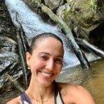Júlia Mendes Instagram - Hoje mais cedo senti uma alegria imensa dentro de mim por estar viva e preciso compartilhar isso com vocês! Encontrei uma mulher na cachoeira que me perguntou: “É sua primeira vez aqui?” Eu disse: “Não, eu moro aqui no Rio. Já vim várias vezes aqui!” Então ela respondeu: “É porque você está tão encantada que achei que nunca tinha vindo…” Depois fiquei pensando sobre o que ela falou…. E acho que é isso que me mantém viva e com fé na vida! Eu nunca me acostumar com as coisas e viver sempre como se fosse a primeira vez! Porque é! Bom feriado à todos! Viver está imperdível! 💫