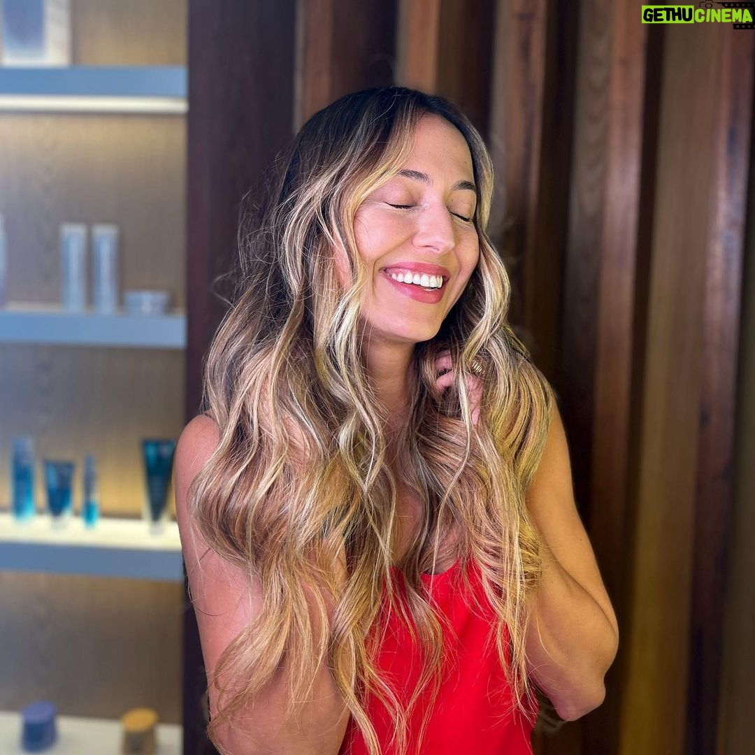 Júlia Mendes Instagram - Amor próprio é tudo! Mas o que uma morena iluminada não faz com a nossa autoestima? Você arrasa demais @getuliocrz ♥️ E aí gente? Gostaram?