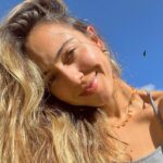 Júlia Mendes Instagram – Unidos da Calmaria! Quem mais curtindo o carnaval nesse ritmo maravilhoso? 💙🤌🏼✨🙌🏼