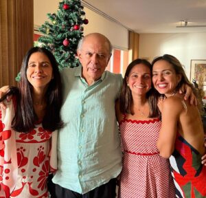 Júlia Mendes Instagram - Feliz Natal pra todos vocês! É tempo de agradecer por ter quem a gente tem! ♥️🎄💫🙏🏼