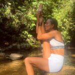 Júlia Mendes Instagram - Cada vez mais percebo que preciso cada vez menos. Um banho de cachoeira depois de uma corrida e tudo faz sentido por aqui. Obrigada vida, por sempre me chamar pra viver! É o tipo de convite que fica impossível de recusar!🙌🏼💫♥️
