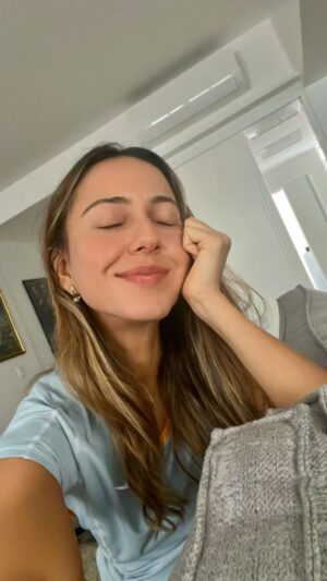 Júlia Mendes Instagram - Não saber o que o outro está passando é um convite para exercer a nossa generosidade. Não custa nada e vale muito!♥️