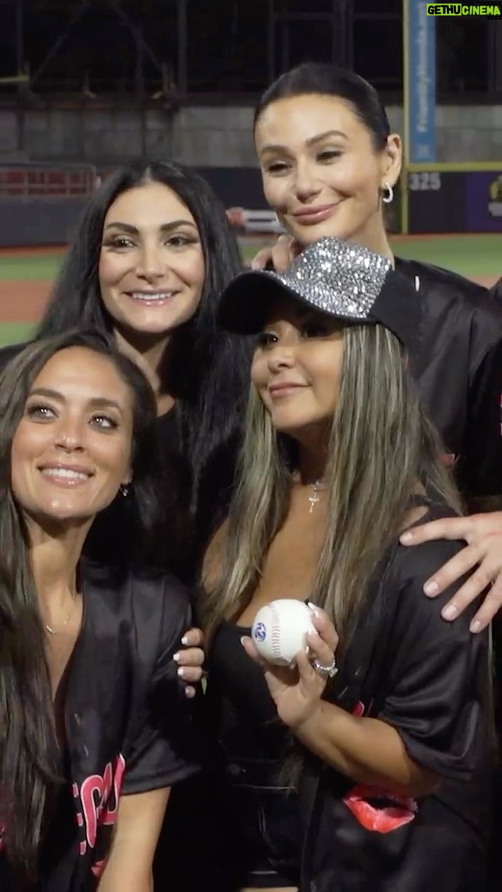 JWoww Instagram - Cheers to old friends, new memories, & an all-new season of #JSFamilyVacation! 🥂 Don’t miss the season premiere on Jerzday, Feb 8 on @mtv 🎉