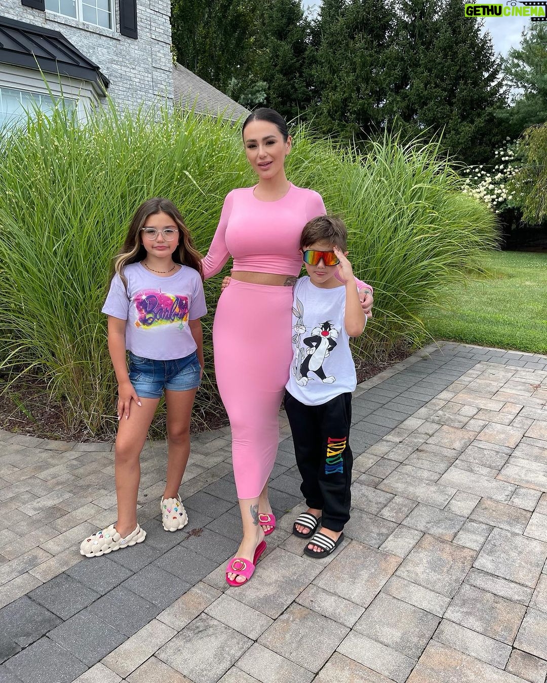 JWoww Instagram - Friday vibes in @NovaKids & @FashionNova 🩷