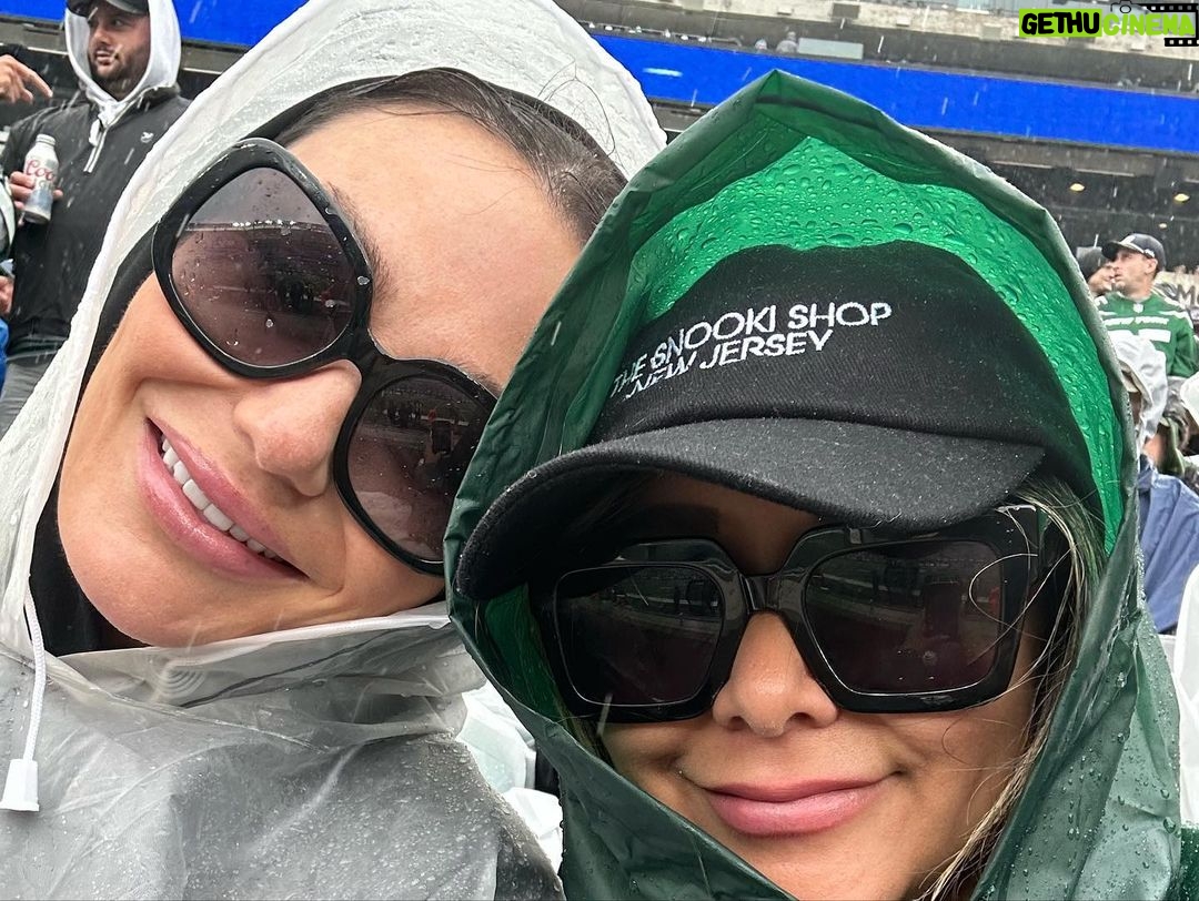 JWoww Instagram - Sunday funday with my roomies @nyjets 🙌
