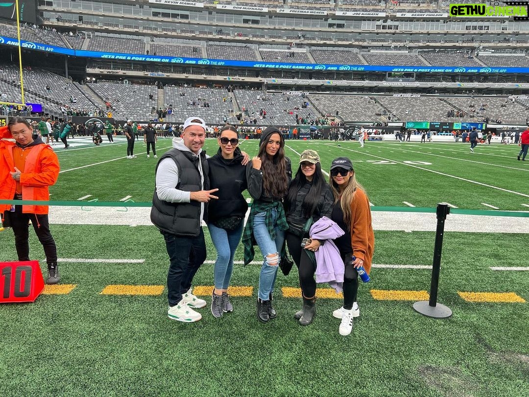 JWoww Instagram - Sunday funday with my roomies @nyjets 🙌