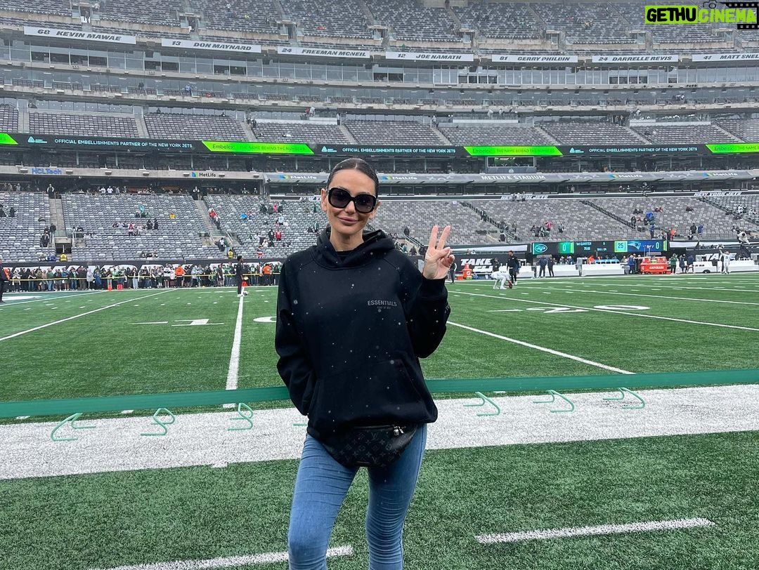 JWoww Instagram - Sunday funday with my roomies @nyjets 🙌