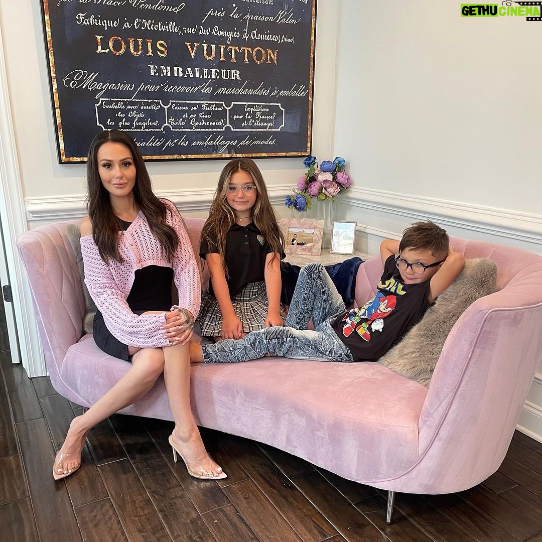 JWoww Instagram - Loving @fashionnova & @novakids for the whole family 💕