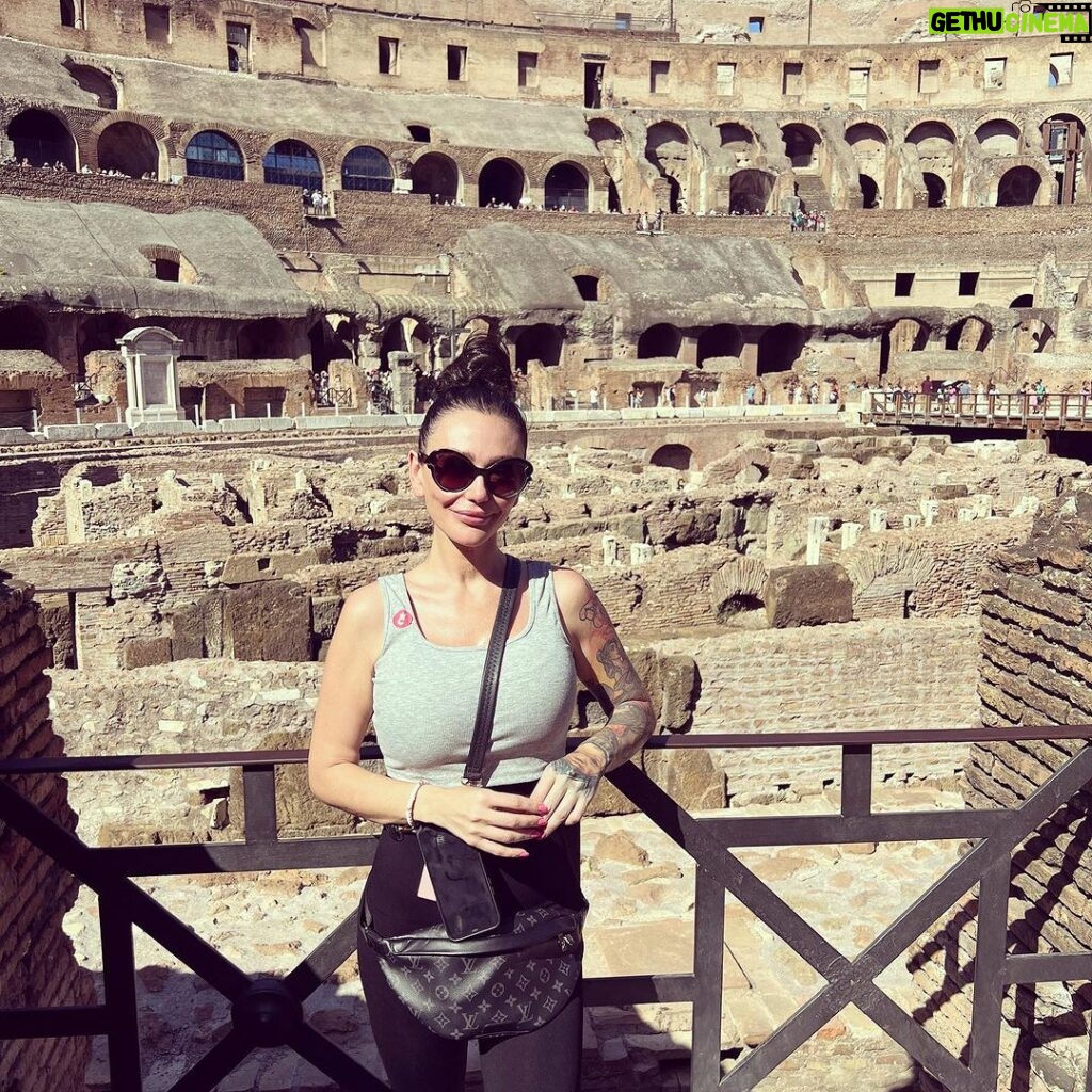 JWoww Instagram - Roman around the Colosseum 🤣 Colosseum, Rome, Italy (Coliseo, Roma, Italia)