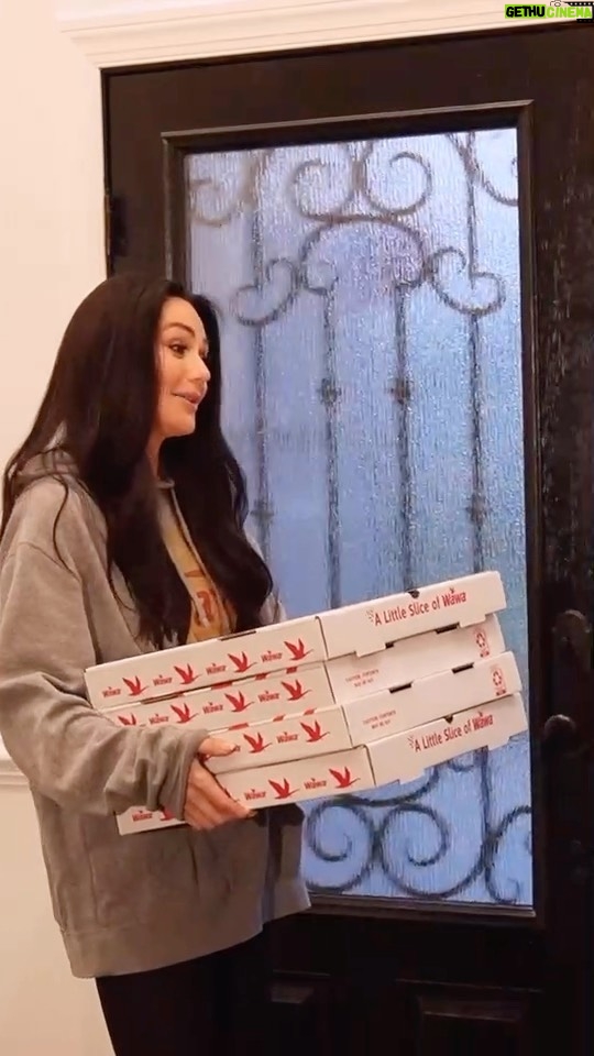 JWoww Instagram - #WawaHasPizza 🍕 🍕 Available in-store & on the Wawa App from 4pm-3am. Wawa is our go-to and my kids are obsessed with the cheese pizza. Snooki & JWoww approved! #ad #wawarun