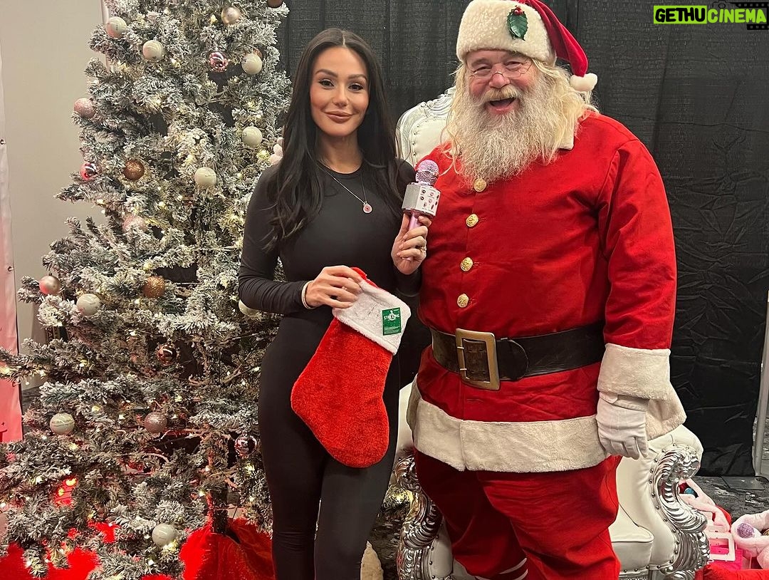 JWoww Instagram - Last weeks jingle ball @iheartradio with my babies… we also got to check out their @kulturecity sensory room 🙏🏼 Disclaimer to all the Karen’s @meilanimathews hair was a temporary color she wanted for getting good grades soooo ✌🏼