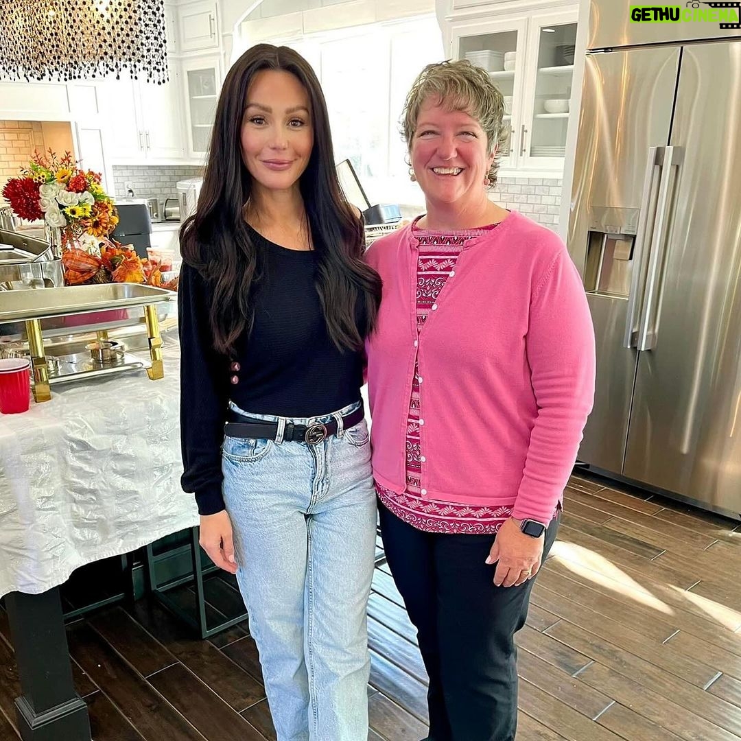 JWoww Instagram - Thankful to spend the holidays with my family ๐๐ผ some of them I havenโt seen since before covid. Food was prepared by @eatcleanbro so all had to worry about was eating and being with the ones I love ๐ ๐ฅน