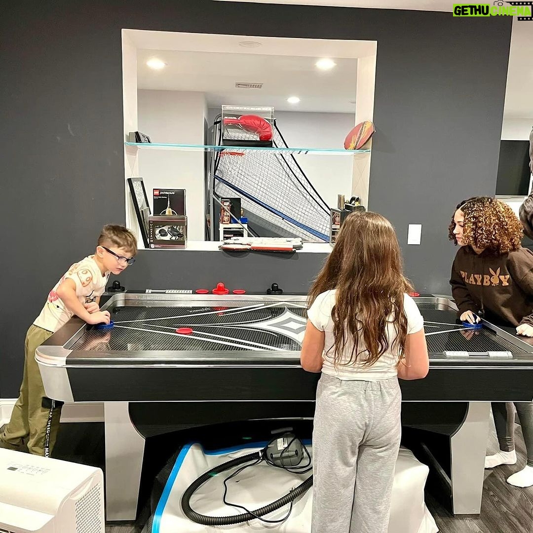 JWoww Instagram - Thankful to spend the holidays with my family ๐๐ผ some of them I havenโt seen since before covid. Food was prepared by @eatcleanbro so all had to worry about was eating and being with the ones I love ๐ ๐ฅน