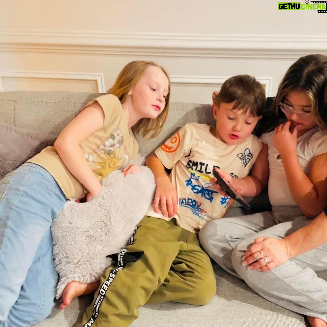 JWoww Instagram - Thankful to spend the holidays with my family ๐๐ผ some of them I havenโt seen since before covid. Food was prepared by @eatcleanbro so all had to worry about was eating and being with the ones I love ๐ ๐ฅน