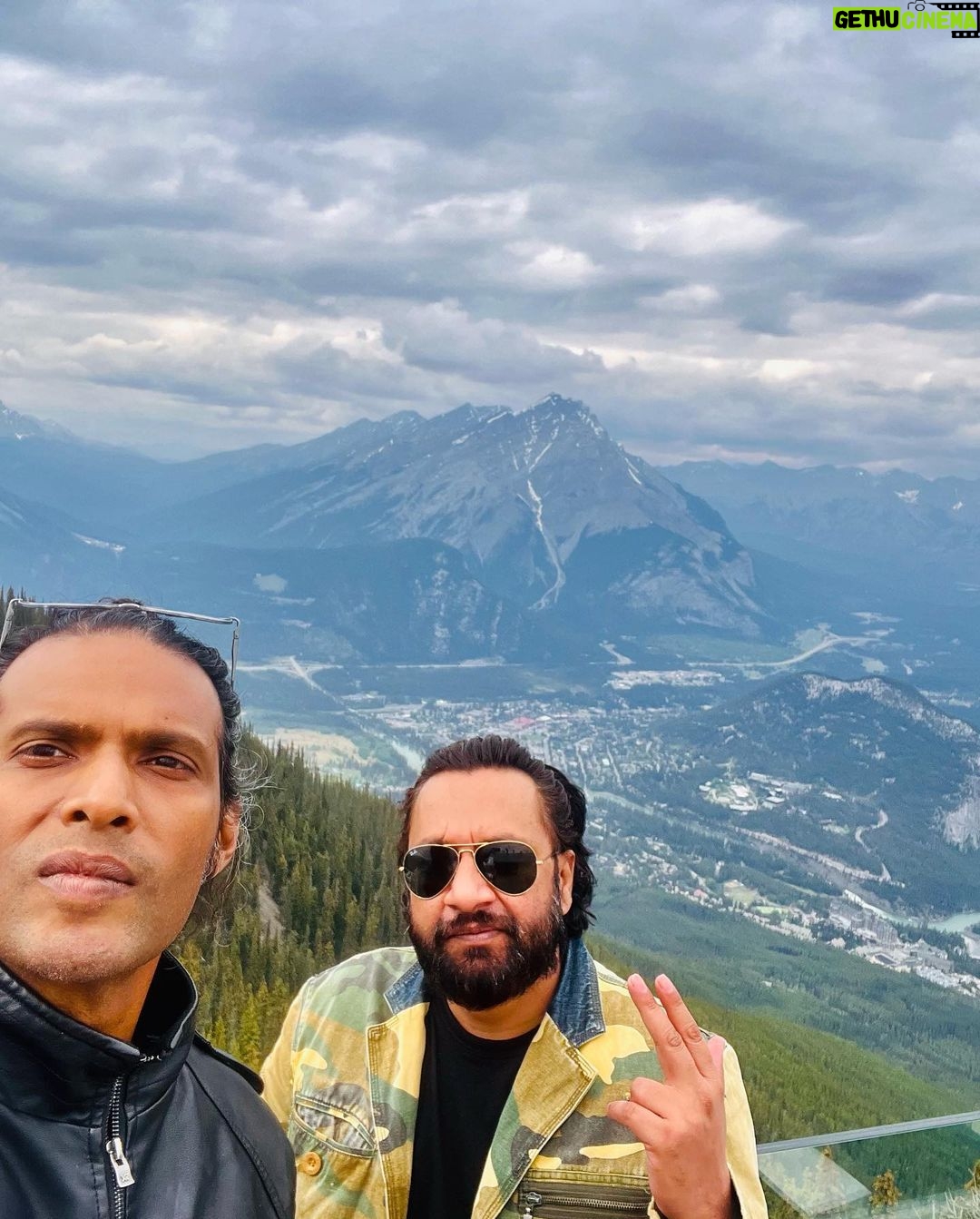 Jabar Abbas Instagram - Heaven on earth . Visited an amazing place #banff #Albarta canada . Thank you Syed Ahmad Umayma Sheikh and my brother Waseem Abbas for a wonderful day ❤️ love you all . Banff-Nationalpark