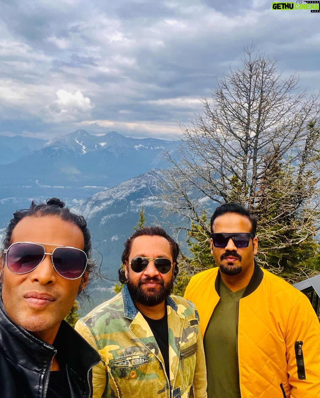 Jabar Abbas Instagram - Heaven on earth . Visited an amazing place #banff #Albarta canada . Thank you Syed Ahmad Umayma Sheikh and my brother Waseem Abbas for a wonderful day ❤️ love you all . Banff-Nationalpark