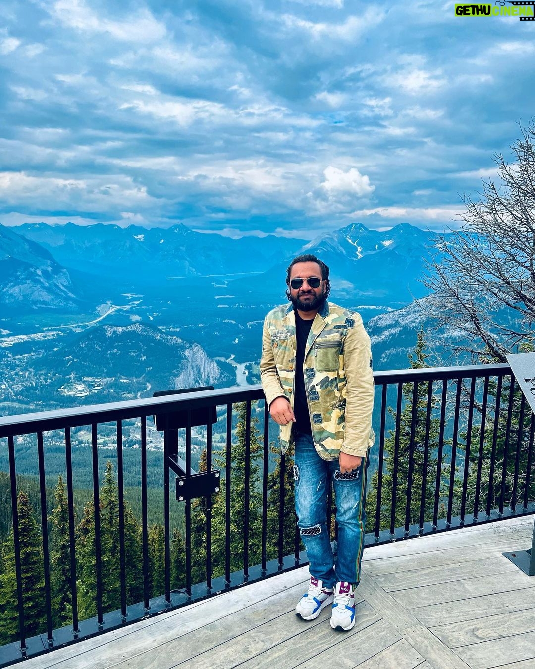 Jabar Abbas Instagram - Heaven on earth . Visited an amazing place #banff #Albarta canada . Thank you Syed Ahmad Umayma Sheikh and my brother Waseem Abbas for a wonderful day ❤️ love you all . Banff-Nationalpark