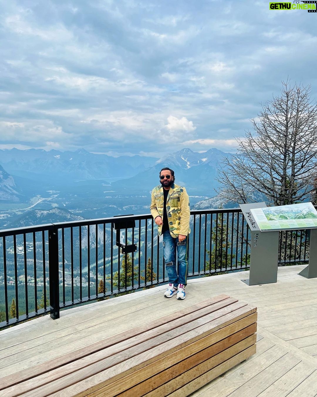 Jabar Abbas Instagram - Heaven on earth . Visited an amazing place #banff #Albarta canada . Thank you Syed Ahmad Umayma Sheikh and my brother Waseem Abbas for a wonderful day ❤️ love you all . Banff-Nationalpark