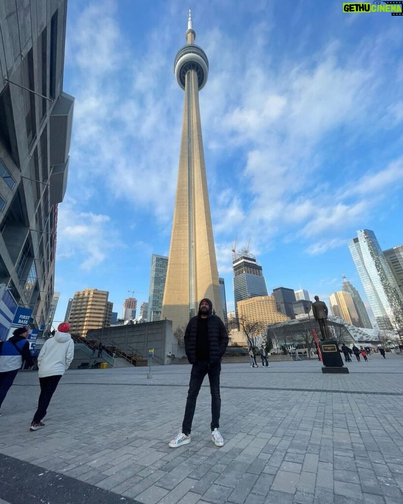 Jabar Abbas Instagram - Day out with friends at CN tower , Canada . Thank you Sister Muneeba sheikh , Umayma sheikh Harsh and Waseem bhai for lovely time ❤❤ CN Tower，Toronto，CANADA