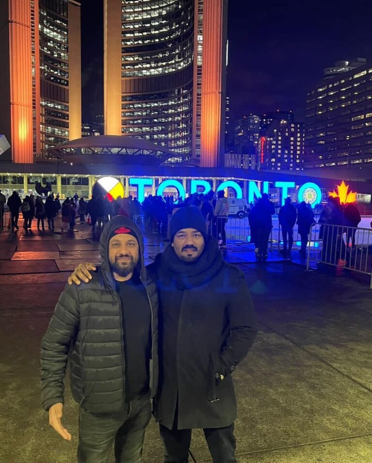 Jabar Abbas Instagram - Day out with friends at CN tower , Canada . Thank you Sister Muneeba sheikh , Umayma sheikh Harsh and Waseem bhai for lovely time ❤️❤️ CN Tower，Toronto，CANADA