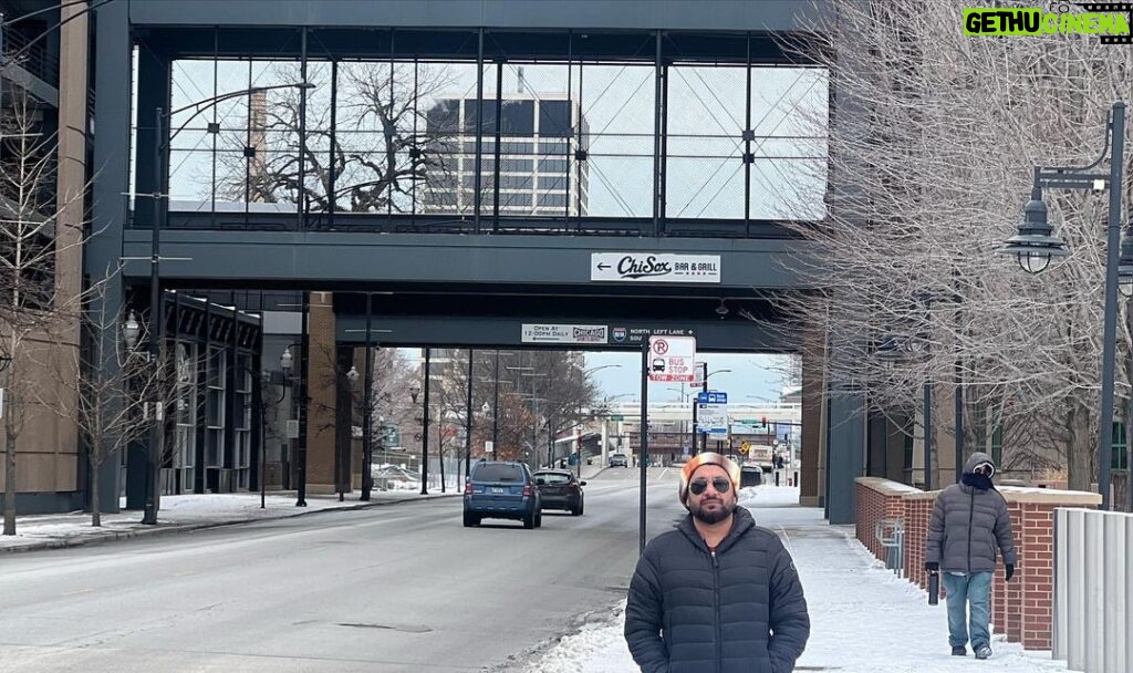 Jabar Abbas Instagram - Had an amazing time in Chicago USA with friends. These five days were unforgettable. Really want to thank you Azim bhai , Javed bhai , Imran Akhoond bhai , Javaria , Sohail Bhai ,saqib bhai and all who took out time for me from their busy schedules . Stay blessed you all will see you soon . Now In Toronto Canada going to have fun here ❤❤ #TeamJabarAbbas #JabarAbbas #artistlife #travel Remember in prayers