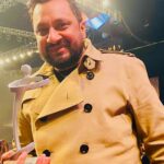 Jabar Abbas Instagram - Alhamdulliah Received the #luxstyleawards as best playback singer of the year for the Song #naisoch from the movie #khailkhailmai Composed by the great @theshujahaider . I really want to thank him and all my partner singers of the song . #playbacksinger #luxstlyeawards #2022goals #teamjabarabbas