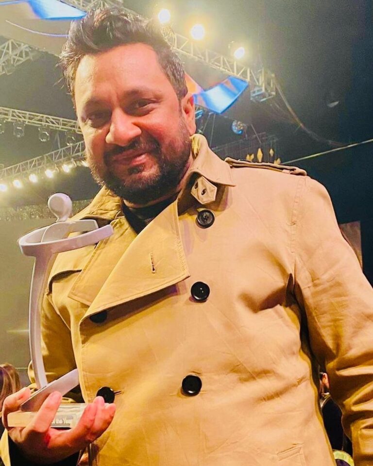 Jabar Abbas Instagram - Alhamdulliah Received the #luxstyleawards as best playback singer of the year for the Song #naisoch from the movie #khailkhailmai Composed by the great @theshujahaider . I really want to thank him and all my partner singers of the song . #playbacksinger #luxstlyeawards #2022goals #teamjabarabbas