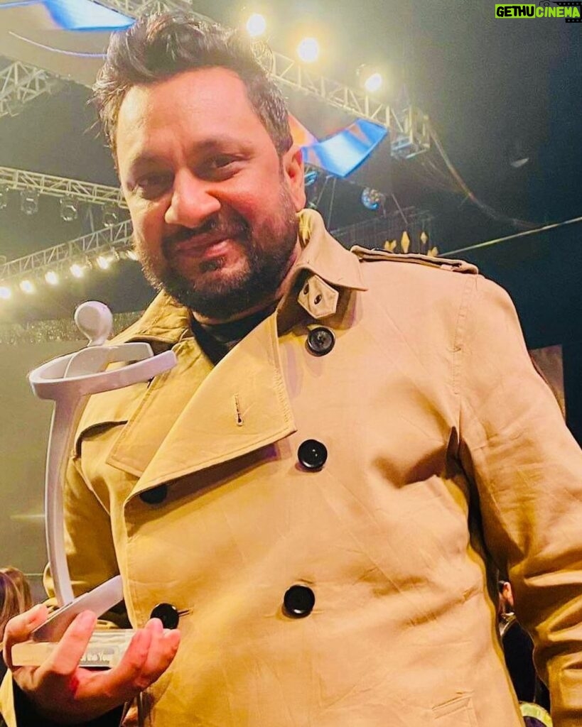 Jabar Abbas Instagram - Alhamdulliah Received the #luxstyleawards as best playback singer of the year for the Song #naisoch from the movie #khailkhailmai Composed by the great @theshujahaider . I really want to thank him and all my partner singers of the song . #playbacksinger #luxstlyeawards #2022goals #teamjabarabbas