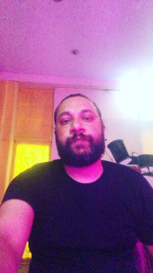Jabar Abbas Instagram - Ost sung for #barwankhiladi produced and composed by @shirazuppal bhai 
Film by @mahirahkhan &
@ninakashif
