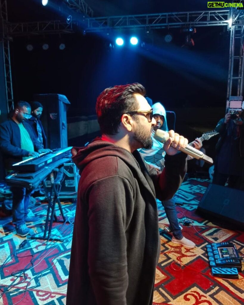 Jabar Abbas Instagram - Had an amazing performance at miawali for #aghazhousingsociety #teamjabarabbas #livemusic #livesinging