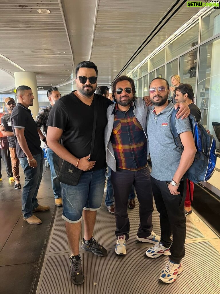 Jabar Abbas Instagram - Happy to receive my brothers Qammar Abbas & Shahbaz Ali Nibbo at san francisco airport. USA TOUR 2023 #TeamJabarAbbas thanks to my brother Waseem Abbas for giving me the opportunity love you ❤