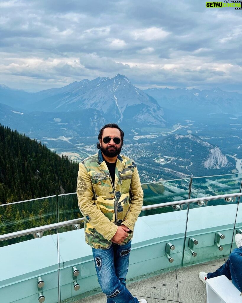 Jabar Abbas Instagram - Heaven on earth . Visited an amazing place #banff #Albarta canada . Thank you Syed Ahmad Umayma Sheikh and my brother Waseem Abbas for a wonderful day ❤ love you all . Banff-Nationalpark