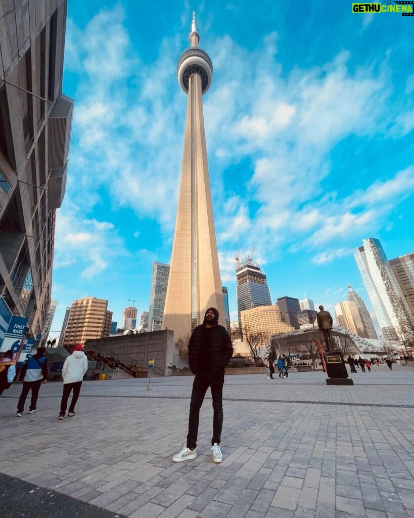 Jabar Abbas Instagram - Day out with friends at CN tower , Canada . Thank you Sister Muneeba sheikh , Umayma sheikh Harsh and Waseem bhai for lovely time ❤❤ CN Tower，Toronto，CANADA