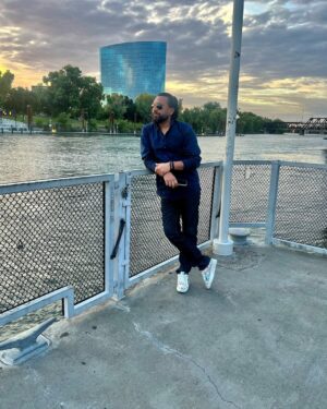 Jabar Abbas Instagram - “One brother will always be better than a thousand friends.” “Life's journey has given me many pals, but there is no buddy like a brother.” “Having a brother is like having a best friend baked right into the cookie of life.” “A brother is the one with whom you have shared your childhood . 

Amazing day spent in Sacramento with Qammar Abbas Shahbaz Ali Nibbo Waseem Abbas Shahbaz bhai  fayaz bhai all the brothers and uncle ji ❤️

Thank you Jassie Banga bhai and Waseem bhai