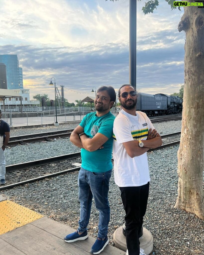 Jabar Abbas Instagram - “One brother will always be better than a thousand friends.” “Life's journey has given me many pals, but there is no buddy like a brother.” “Having a brother is like having a best friend baked right into the cookie of life.” “A brother is the one with whom you have shared your childhood . Amazing day spent in Sacramento with Qammar Abbas Shahbaz Ali Nibbo Waseem Abbas Shahbaz bhai fayaz bhai all the brothers and uncle ji ❤️ Thank you Jassie Banga bhai and Waseem bhai