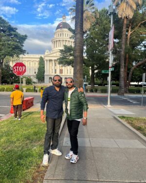 Jabar Abbas Instagram - “One brother will always be better than a thousand friends.” “Life's journey has given me many pals, but there is no buddy like a brother.” “Having a brother is like having a best friend baked right into the cookie of life.” “A brother is the one with whom you have shared your childhood . 

Amazing day spent in Sacramento with Qammar Abbas Shahbaz Ali Nibbo Waseem Abbas Shahbaz bhai  fayaz bhai all the brothers and uncle ji ❤️

Thank you Jassie Banga bhai and Waseem bhai