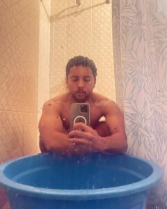 Jaboukie Young-White Instagram - some of you wont want to hear this. i used to take scorching hot showers. like douse me in old bay throw me in a pot and dump me on a picnic table scorching hot showers. then i took a cold bucket shower in slide 2 and something shifted... unfortunately my skin is glowing and my bacne is cleared bc i stopped crab boiling myself. stop taking scorching hot showers Jamaica