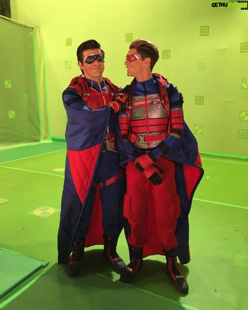 Jace Norman Instagram - ❤️❤️ Throw back to the last day on set Will always love this family we built. Was my last scene as Kid Danger.