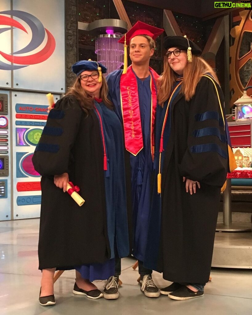 Jace Norman Instagram - Graduation on set with the people i love. #ididitmom