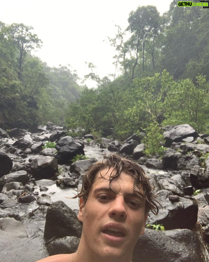 Jace Norman Instagram - Me attempting to take selfies in Kawai the my new favorite place. Living in a rain forest is a good idea