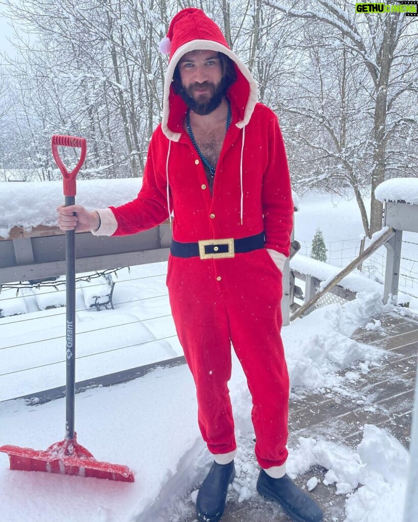 Jack Broadbent Instagram - Merry Christmas ♥️ Canada