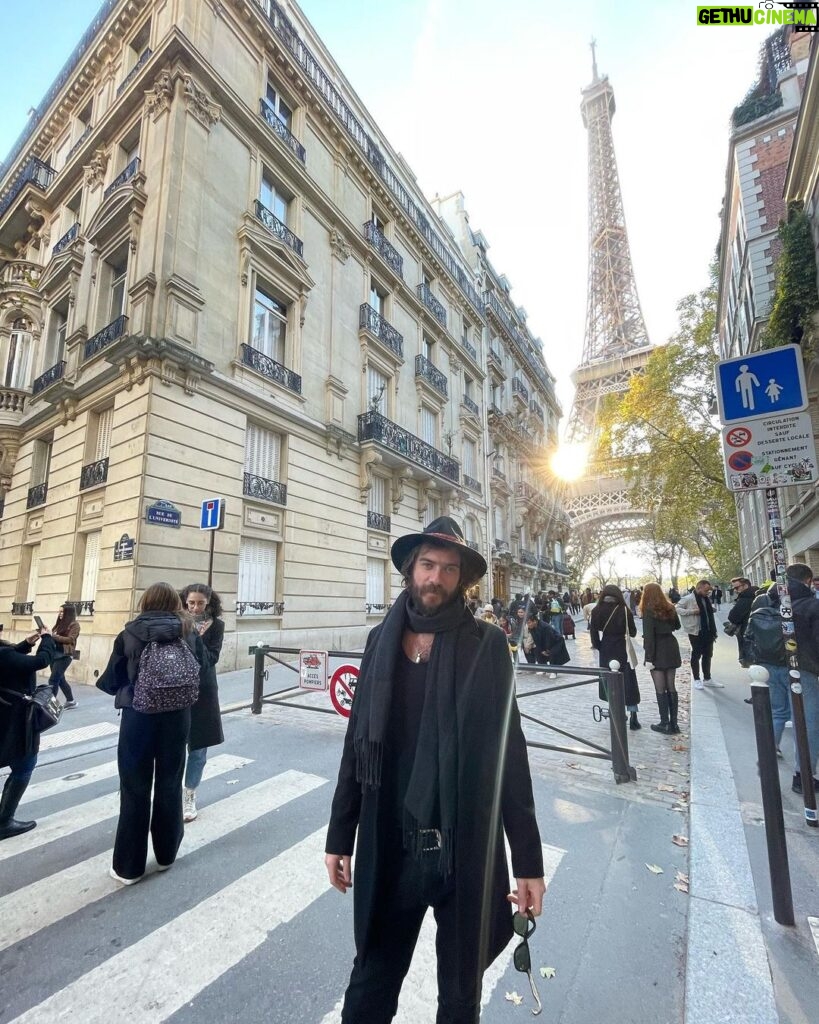 Jack Broadbent Instagram - C’est mon tour à Paris ♥️ Tour Eiffel